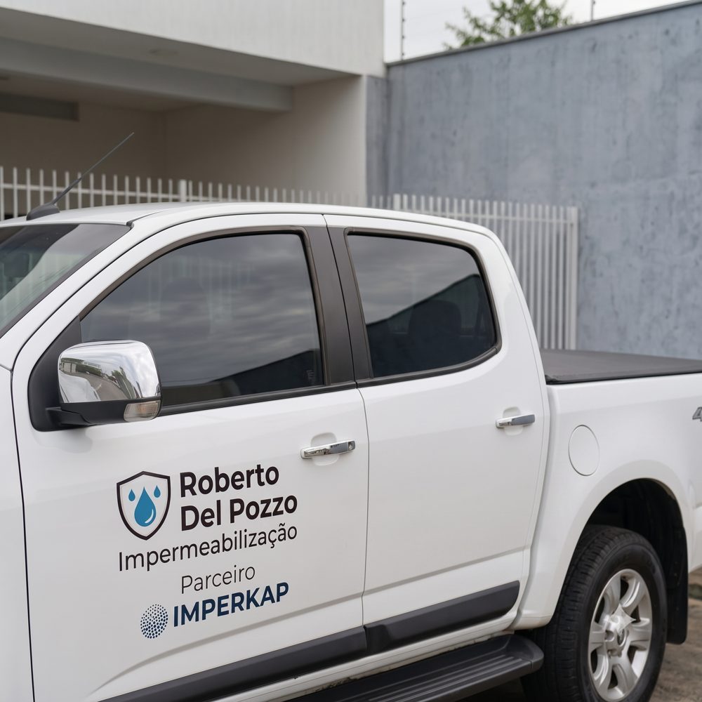 Caminhonete com a identidade visual Roberto Del Pozzo Impermeabilização