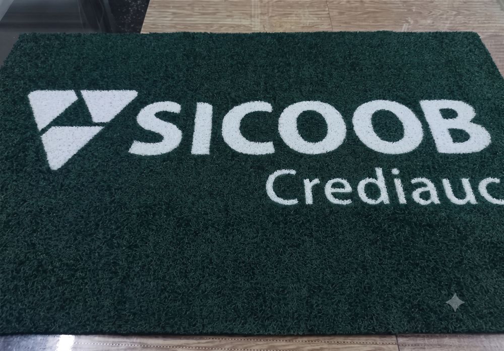 Tapete personalizado verde com a marca Sicoob Crediauc